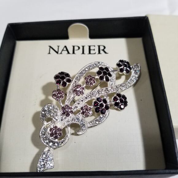 Napier pin silver shaped like a bouqet - Picture 2 of 6